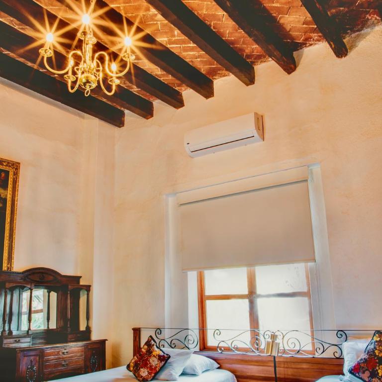 Los Camilos - Deluxe Queen Room with Two Queen Beds - 9