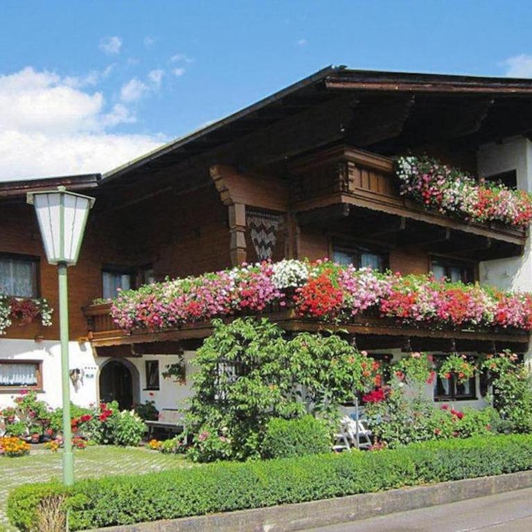 Country House in Zillertal near Spieljochbahn - Three-Bedroom Apartment - 3