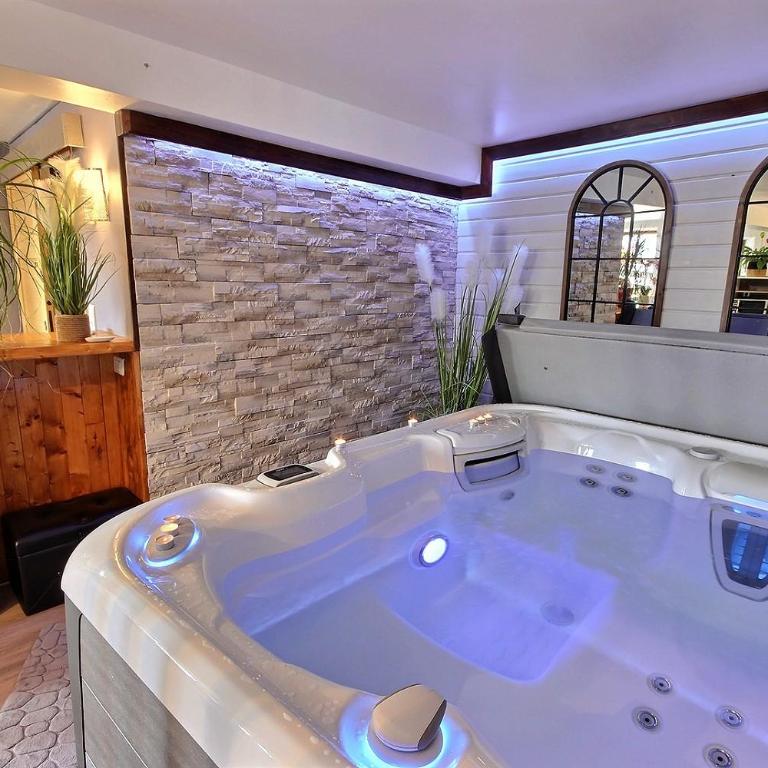 Les Balcons du Molliebon - Chambre Lit Queen-Size avec Baignoire Spa - 11