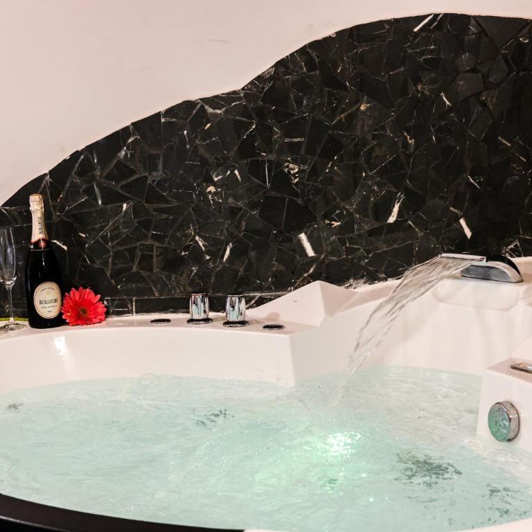 Comfort Zone Naples - Suite Queen con Vasca Idromassaggio - 5