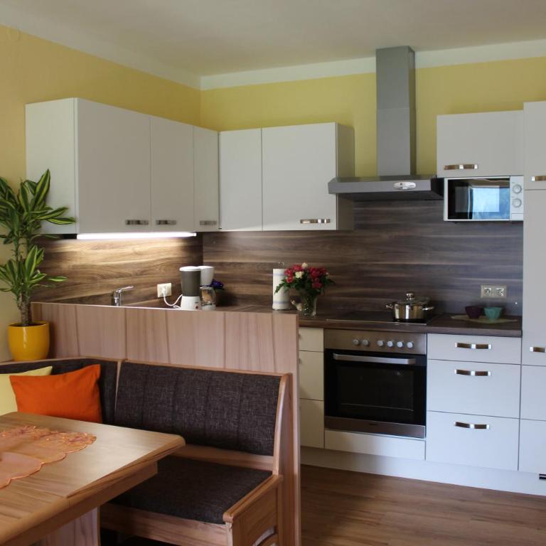 Pension & Ferienwohnung Sonnleiten - Apartment mit 2 Schlafzimmern, einem Balkon und Gartenblick - 5