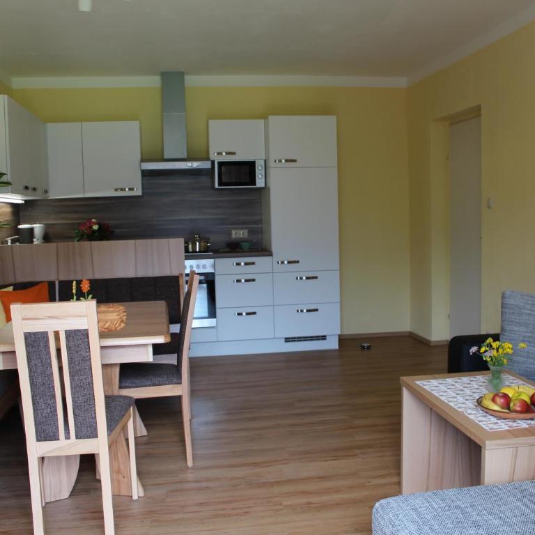 Pension & Ferienwohnung Sonnleiten - Apartment mit 2 Schlafzimmern, einem Balkon und Gartenblick - 10