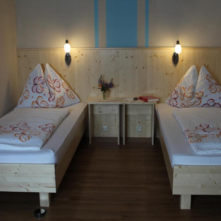 Pension & Ferienwohnung Sonnleiten - Apartment mit 2 Schlafzimmern, einem Balkon und Gartenblick - 14