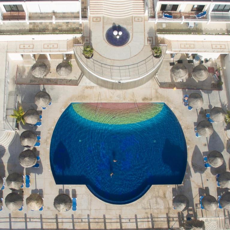Oceanfront white sand beach condo for families - Two-Bedroom Apartment - 3