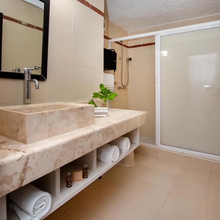 Oceanfront white sand beach condo for families - Two-Bedroom Apartment - 14