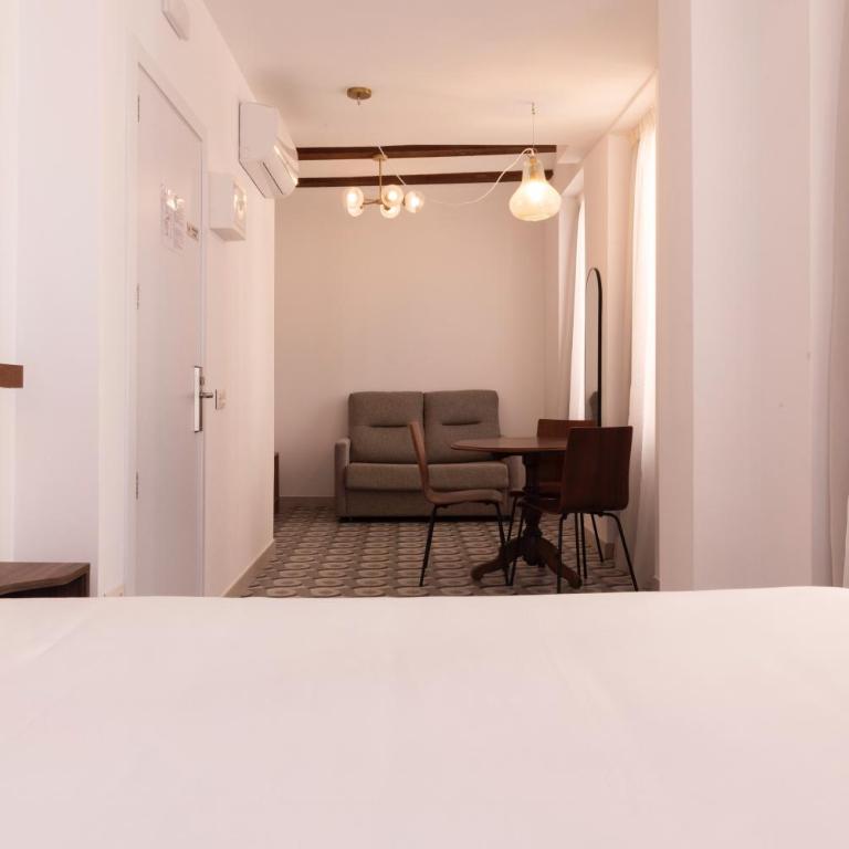 Hotel 19-30 Valencia - Triple Room with Balcony - 11