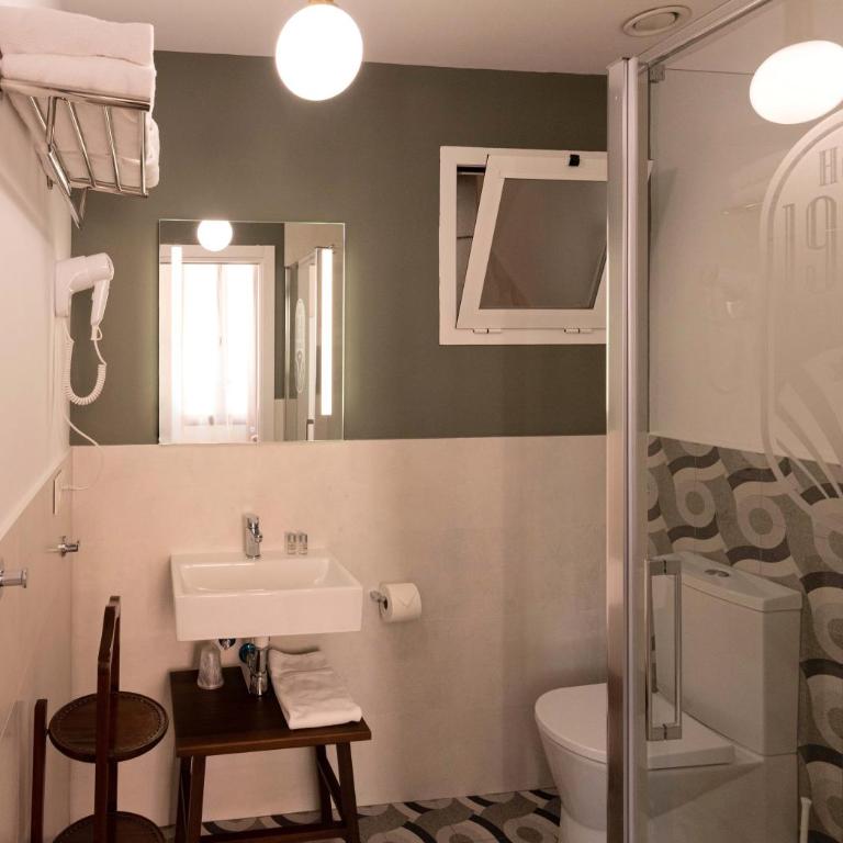 Hotel 19-30 Valencia - Triple Room with Balcony - 12
