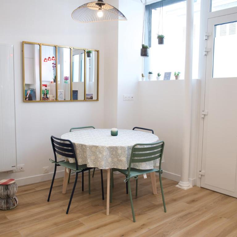 CHARMING Parisian Apartment WITH AIR CONDITIONING - CLIMATISATION & 2 BEDROOMS - Batignolles PARIS - Appartement 2 Chambres - 16