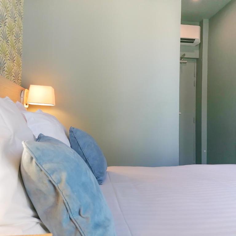 Hôtel Du Centre, un hôtel AMMI - Small Economic Double Room 9m² - Courtyard View - 13