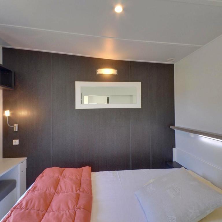 Camping-Hotel de Plein Air Les 2 Bois - One-Bedroom Mobile Home - 2