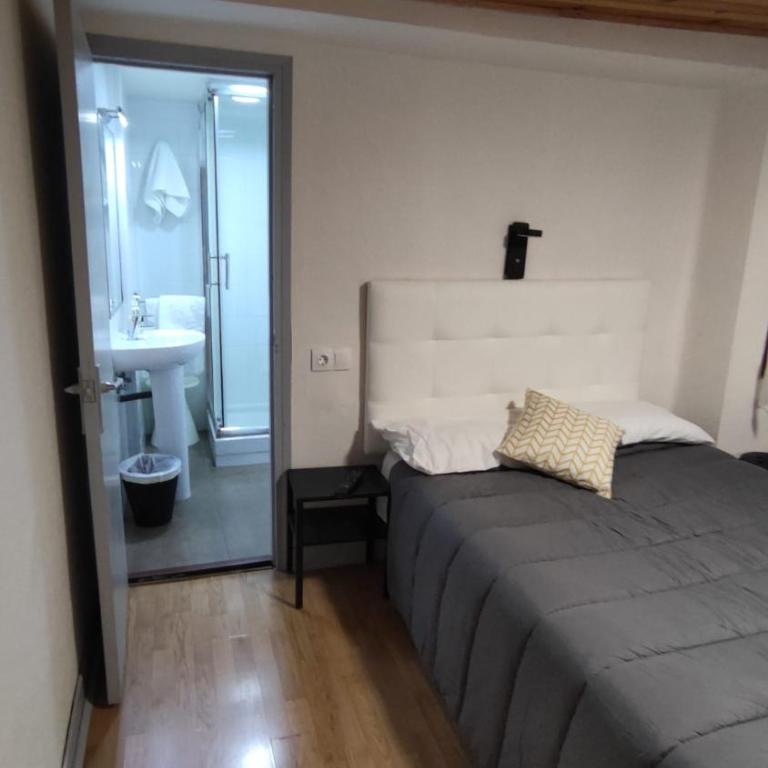 Hostal ARS - Einzelzimmer mit eigenem Bad - 1