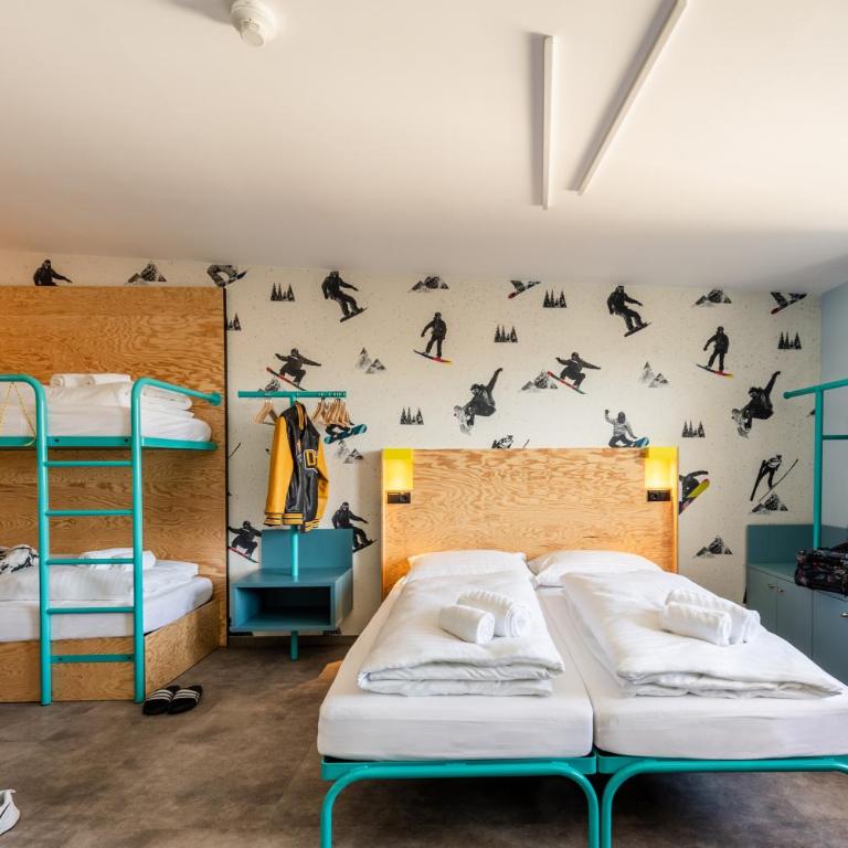 MEININGER Hotel Innsbruck Zentrum - Sechsbettzimmer - 1