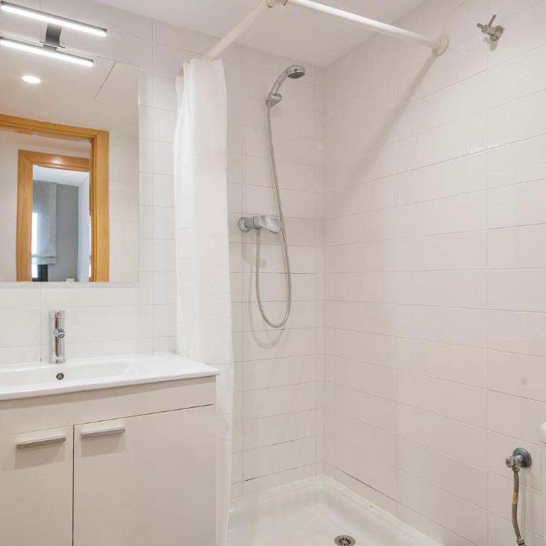 Inside Barcelona Apartments Princep - Two-Bedroom Apartment with Two Bathrooms - 8