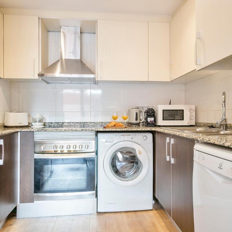 Inside Barcelona Apartments Princep - Three-Bedroom Duplex with terrace - 4