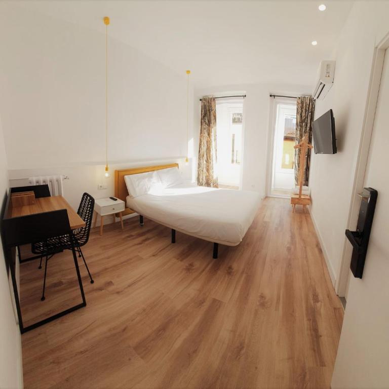 Hostal Manuela by gaiarooms - Deluxe Double Room - 23