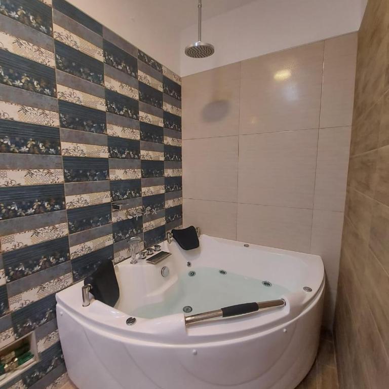 Hostal Atenea - Superior King or Twin Room - 1
