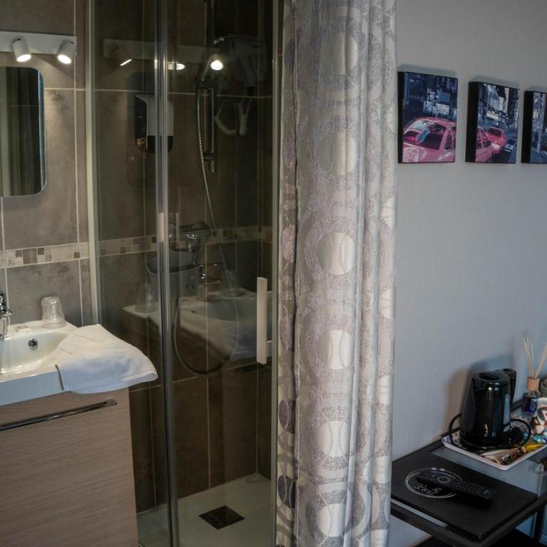 Hotel De l'Univers - Chambre Double - Vue sur Port - 5