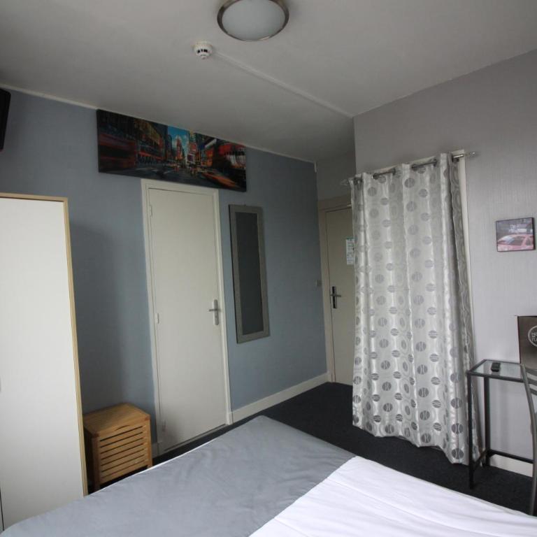 Hotel De l'Univers - Chambre Double - Vue sur Port - 9