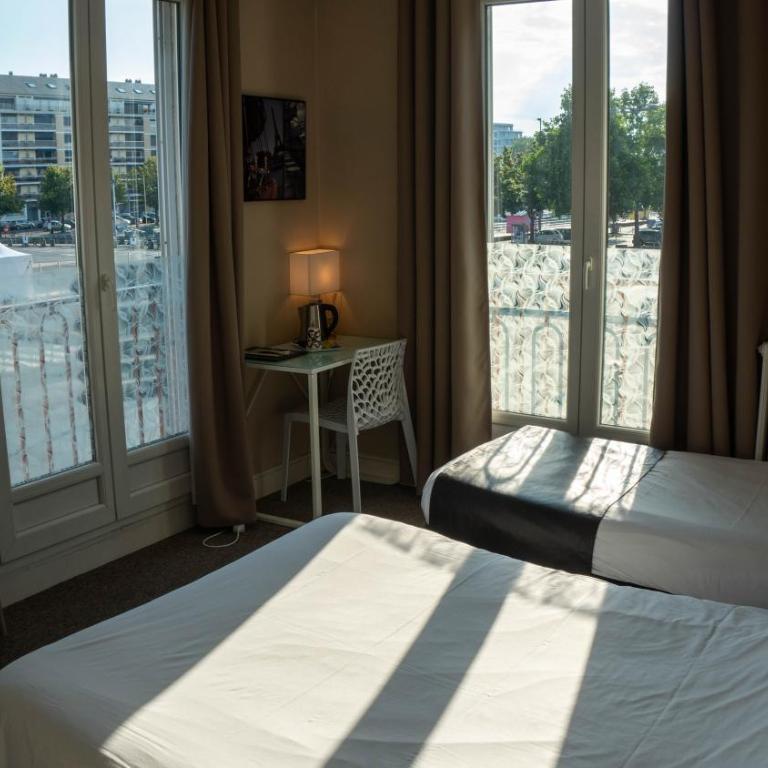 Hotel De l'Univers - Chambre Triple - Vue sur Port - 1