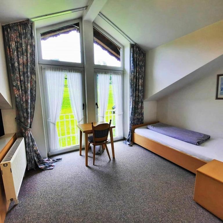 Landhotel Albrecht - Einzelzimmer mit Dusche - 2