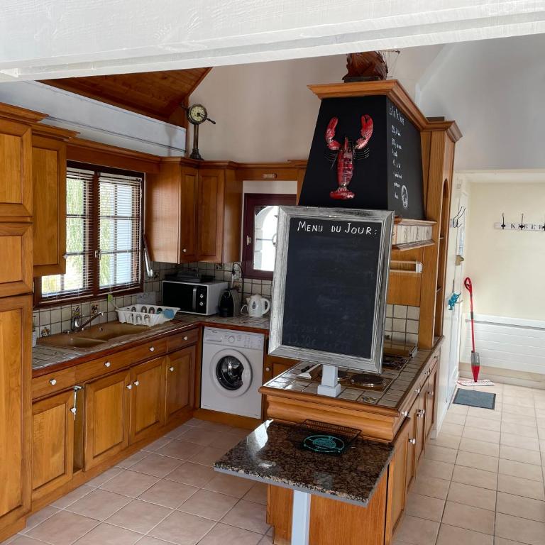 Maison Golvan centre ville avec parking et jardin - Three-Bedroom Villa - 10
