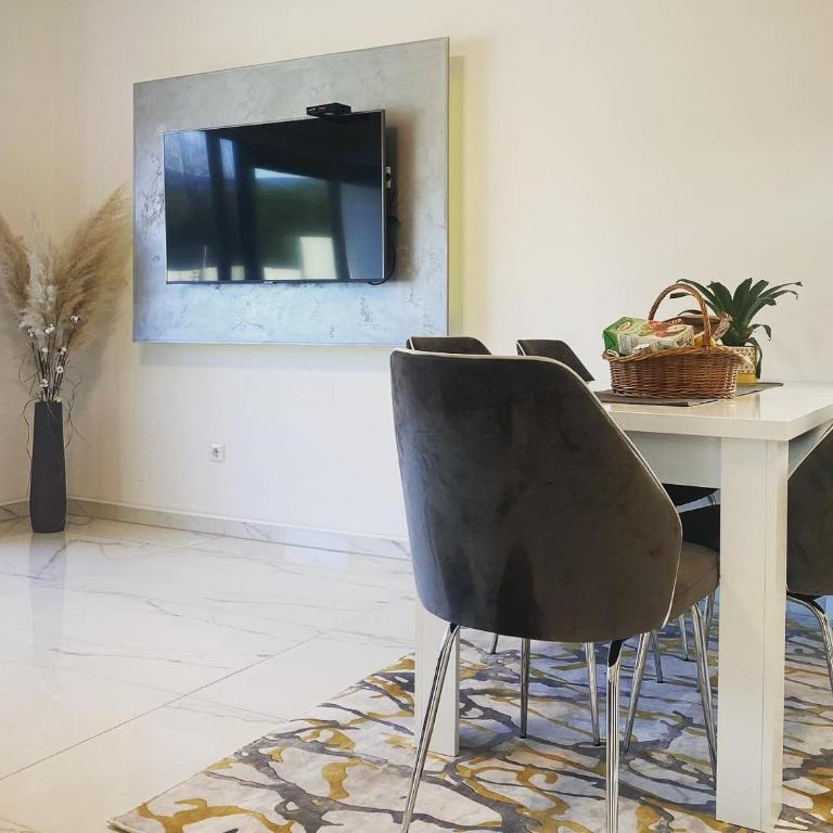 River Luxury House - Three-Bedroom Villa - 9