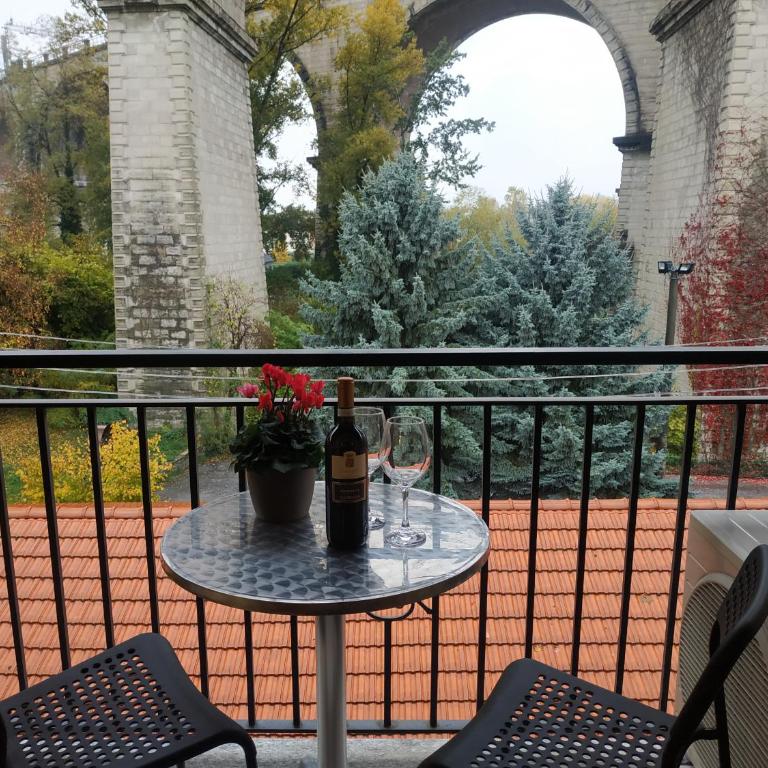 La petite maison de Claire - Two-Bedroom Apartment - 6