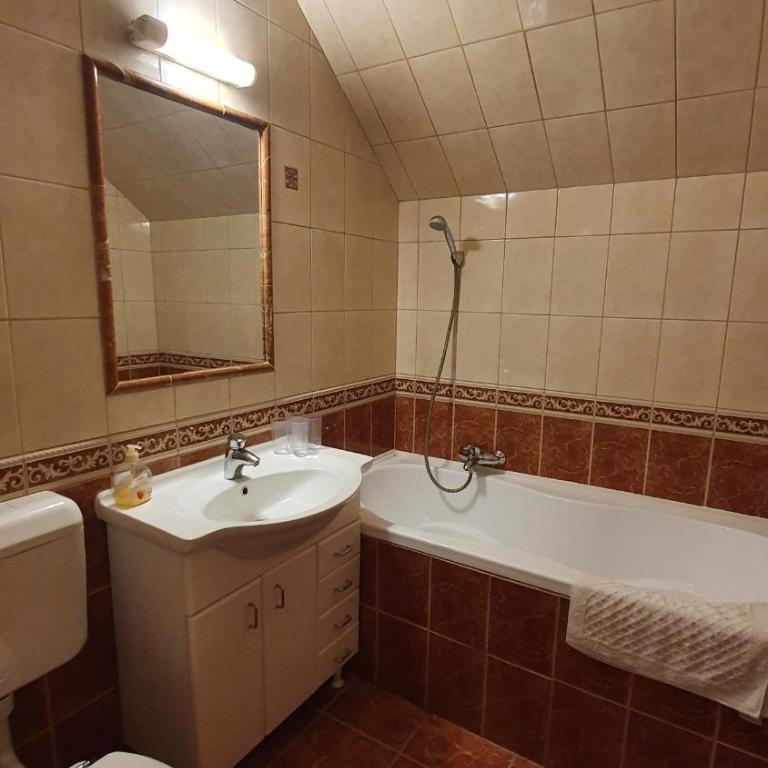 Hotel PlannerInn - Familienzimmer mit Dusche - 8
