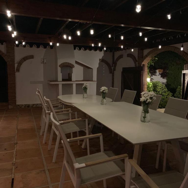 Villa with a big garden and heated pool - Villa - 9