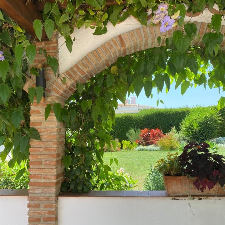 Villa with a big garden and heated pool - Villa - 7