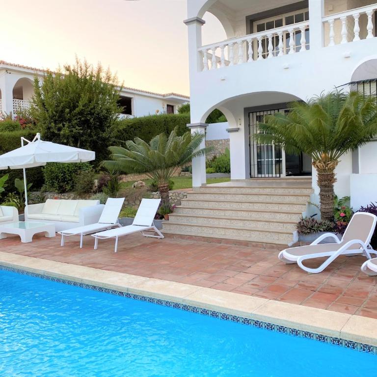 Villa with a big garden and heated pool - Villa - 10