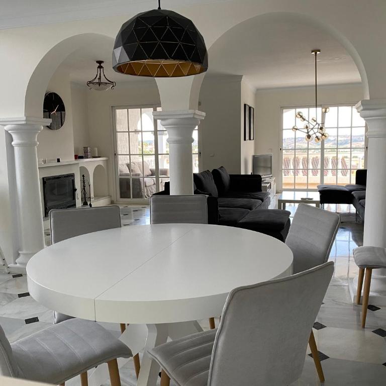 Villa with a big garden and heated pool - Villa - 13