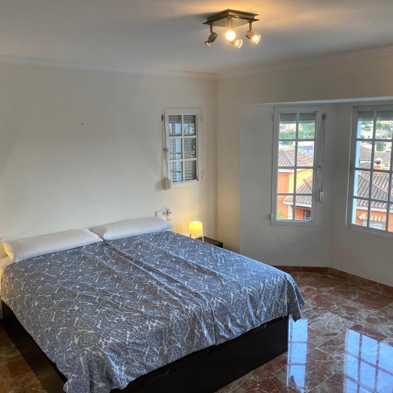 Villa with a big garden and heated pool - Villa - 22