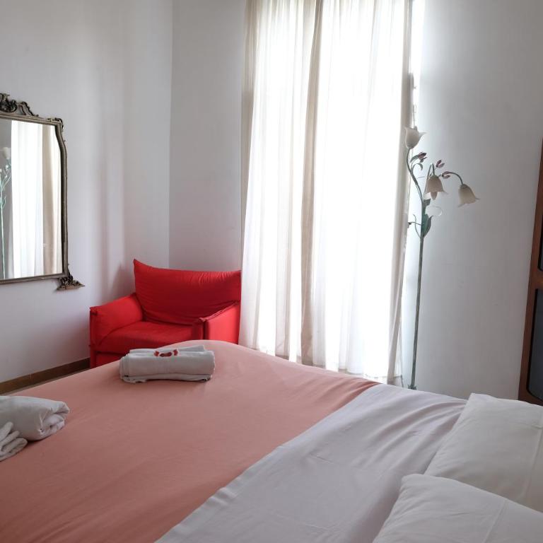 Interno 7 - Camera Tripla con Bagno in Comune - 1