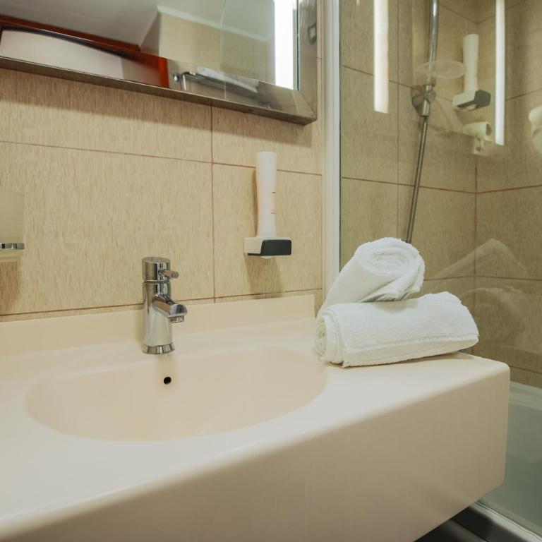 Grand Hotel Tuzla - Dvokrevetna Soba sa Bračnim Krevetom - 4