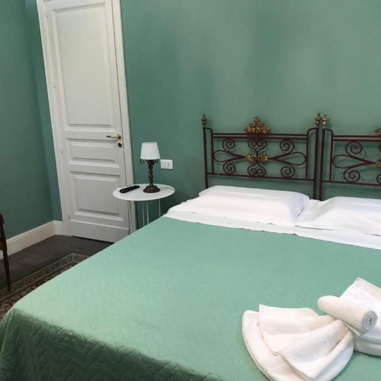 Palazzo Pastura B&B and Apartments - Deluxe King Room - 5