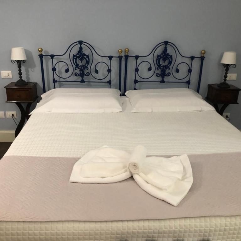 Palazzo Pastura B&B and Apartments - Standard King Room - 7
