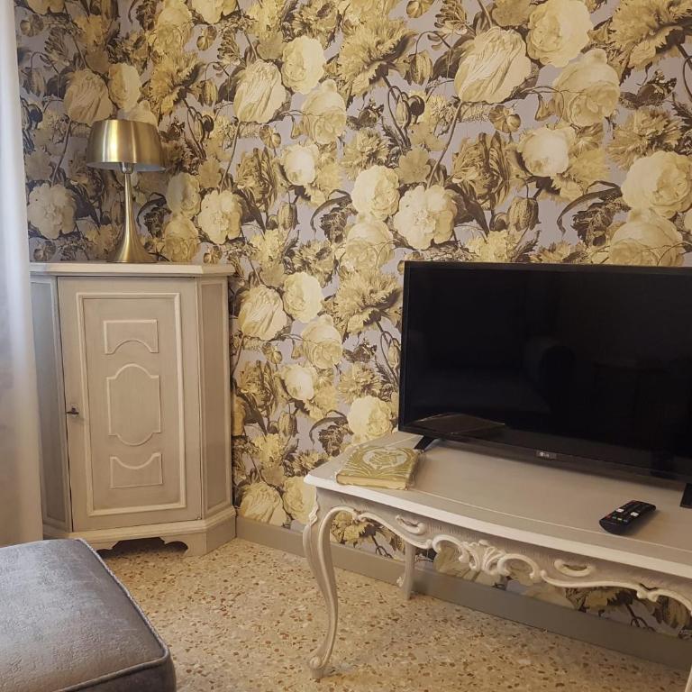 Ca' Cappello Venice Apartment 2 with Canal View - Two-Bedroom Apartment - 37
