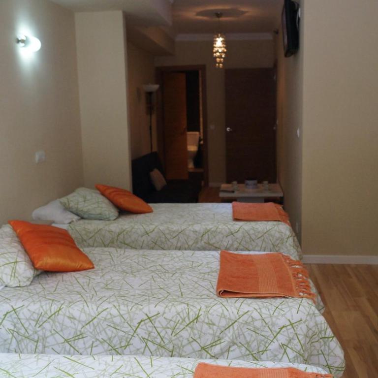 Good-Home Paseo de Gracia - Quadruple Room with Private Bathroom - 3