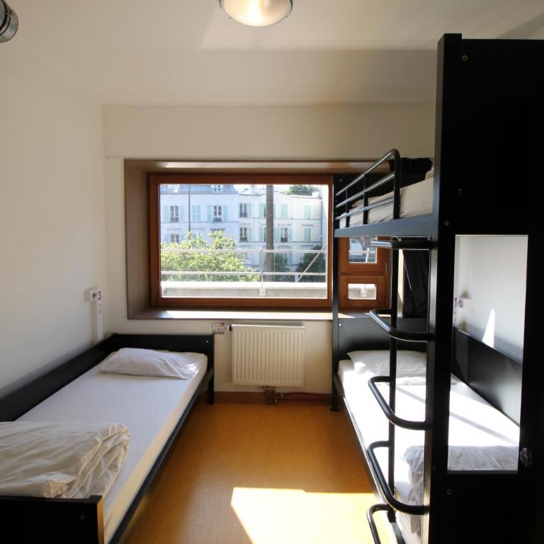 Auberge de Jeunesse HI Paris Yves Robert - Triple Room with Ensuite Shower – Shared Toilets - 3