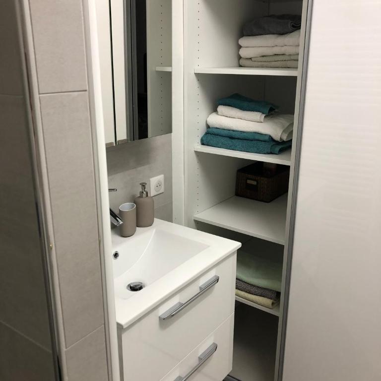 Neptune 5, top floor studio, sea view - One-Bedroom Apartment - 27