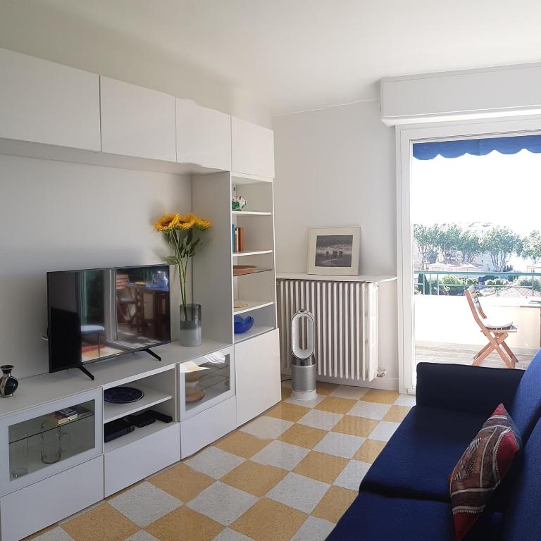 Neptune 5, top floor studio, sea view - One-Bedroom Apartment - 18