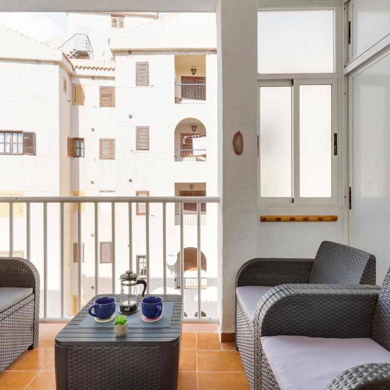 Apartment with pool & balcony less than 10min walk to La Mata Beach! - Apartamento con balcón - 8