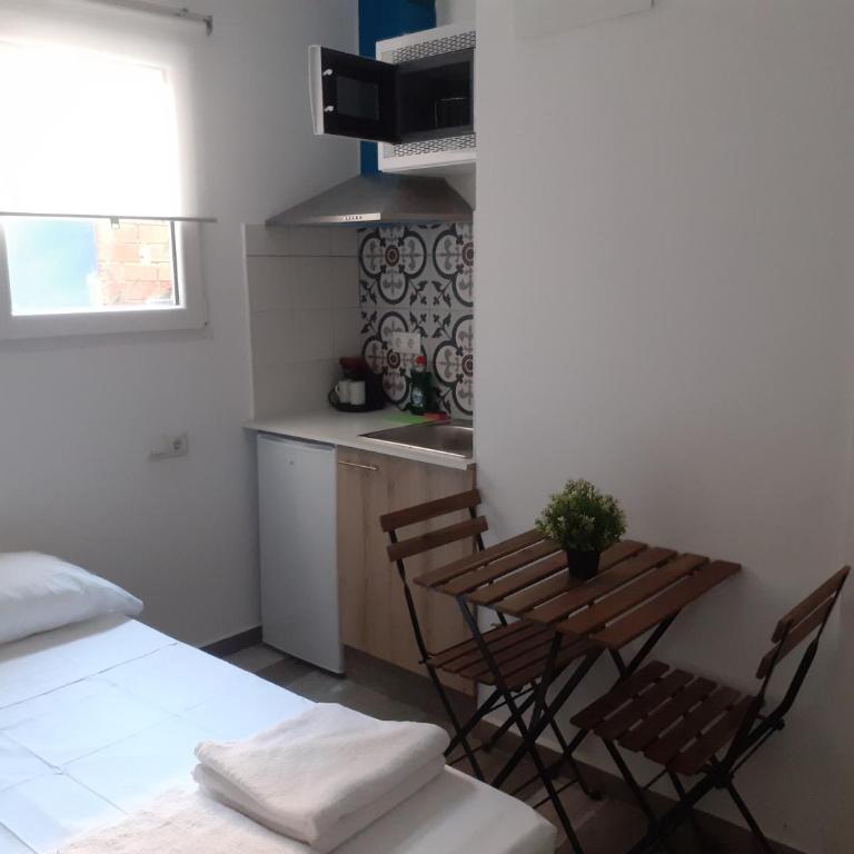 SERRANO Home - Deluxe Double Room - 16