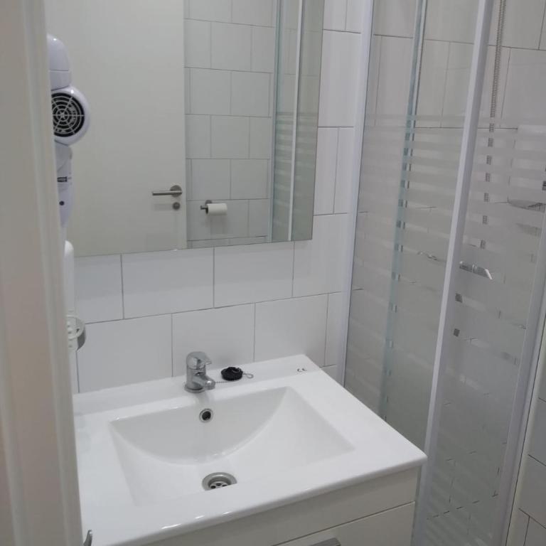 SERRANO Home - Deluxe Double Room - 6