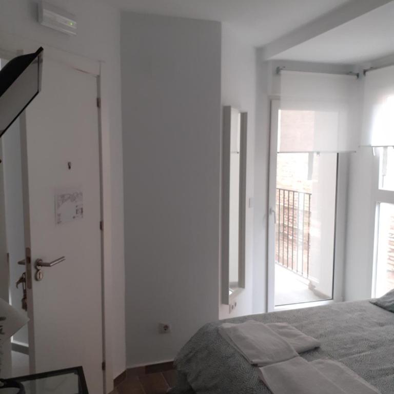 SERRANO Home - Deluxe Double Room - 11