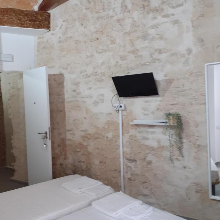 SERRANO Home - Deluxe Twin Room - 3