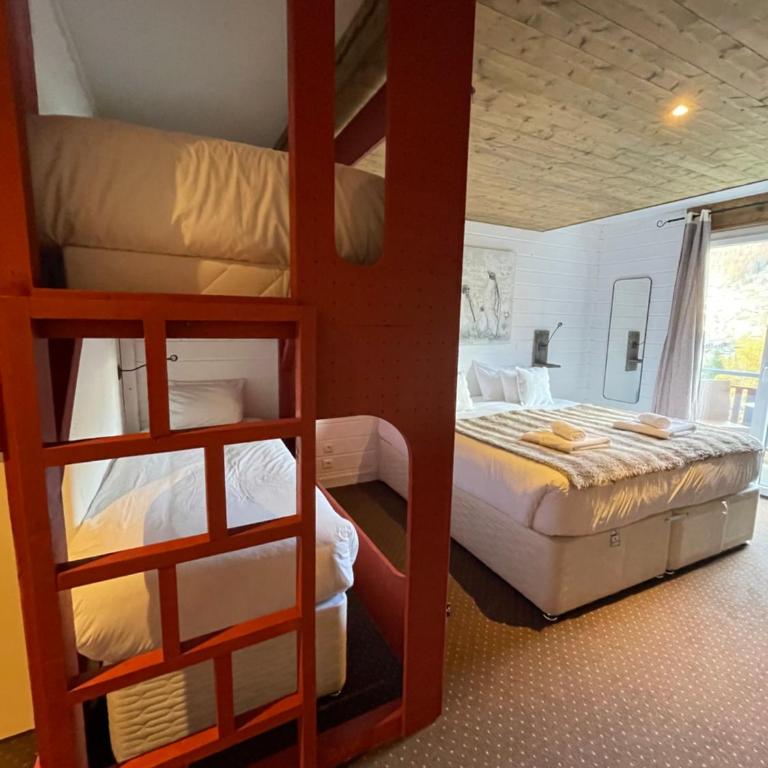 Hôtel La Chaumière - Chambre Familiale (2 Adultes + 2 Enfants) - Petit-Déjeuner Gratuit - 5