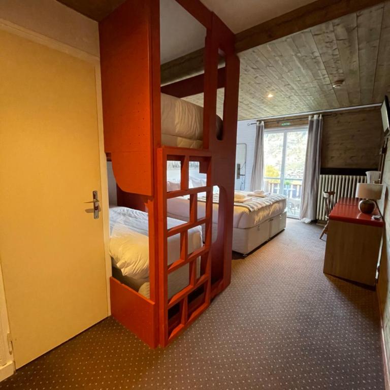 Hôtel La Chaumière - Chambre Familiale (2 Adultes + 2 Enfants) - Petit-Déjeuner Gratuit - 6