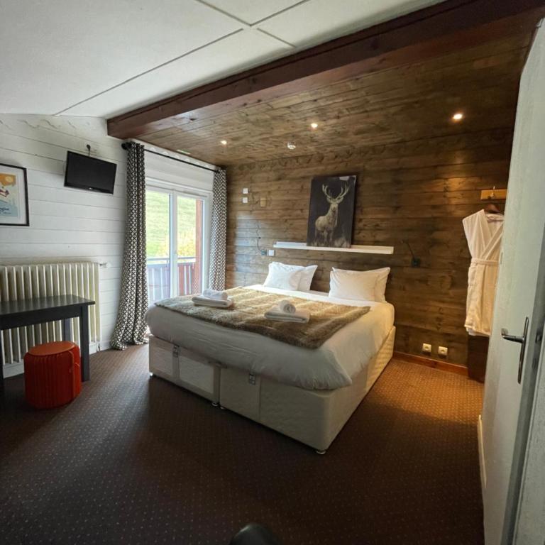 Hôtel La Chaumière - Chambre Familiale (2 Adultes + 2 Enfants) - Petit-Déjeuner Gratuit - 7